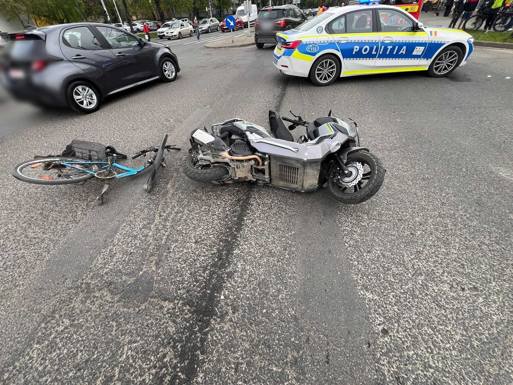 Timişoara: Accident între un biciclist şi un motociclist / Primul dintre ei a traversat strada pe culoarea roşie a semaforului