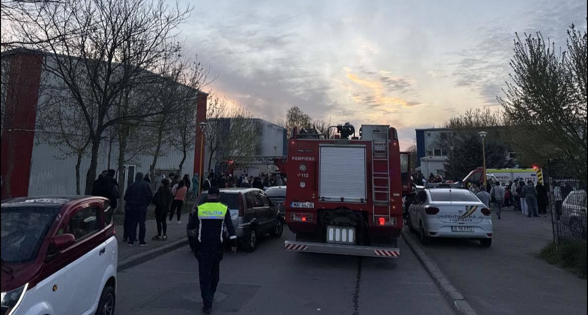 Incendiul de la blocul din Constanţa, provocat de un scurtcircuit electric / Opt persoane sunt internate în spital, una dintre acestea fiind în stare critică