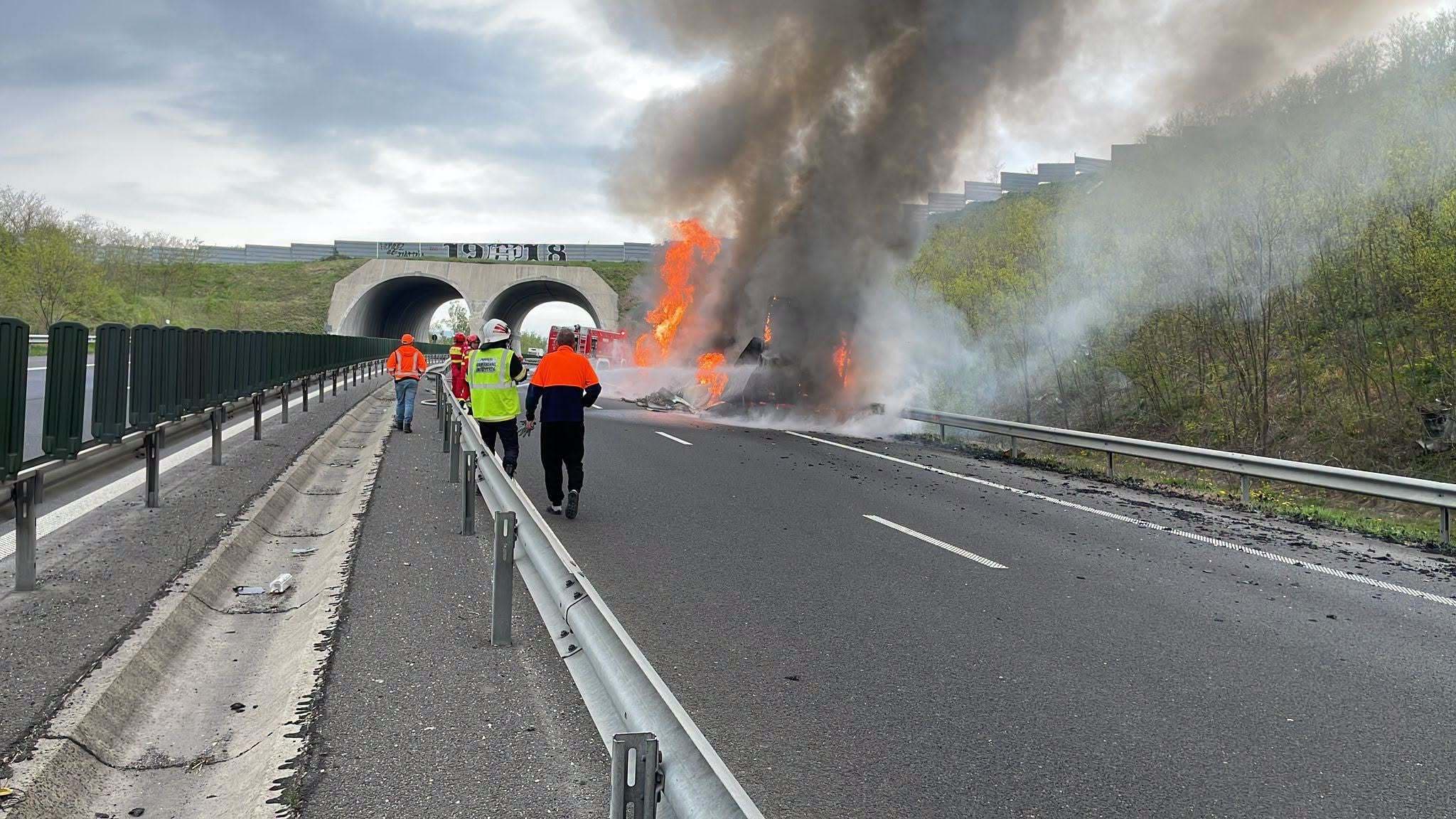 Un camion care transportă fructe a luat foc pe autostradă, în judeţul Hunedoara / Şoferul a reuşit să iasă, dar a suferit atac de panică - FOTO / VIDEO
