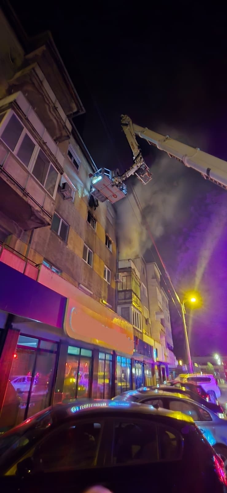 Trei persoane, duse la spital în urma unui incendiu izbucnit într-un bloc din Oradea. Mai mulţi locatari, evacuaţi cu autoscara. Focul a pornit de la o lumânare lăsată nesupravegheată - FOTO, VIDEO