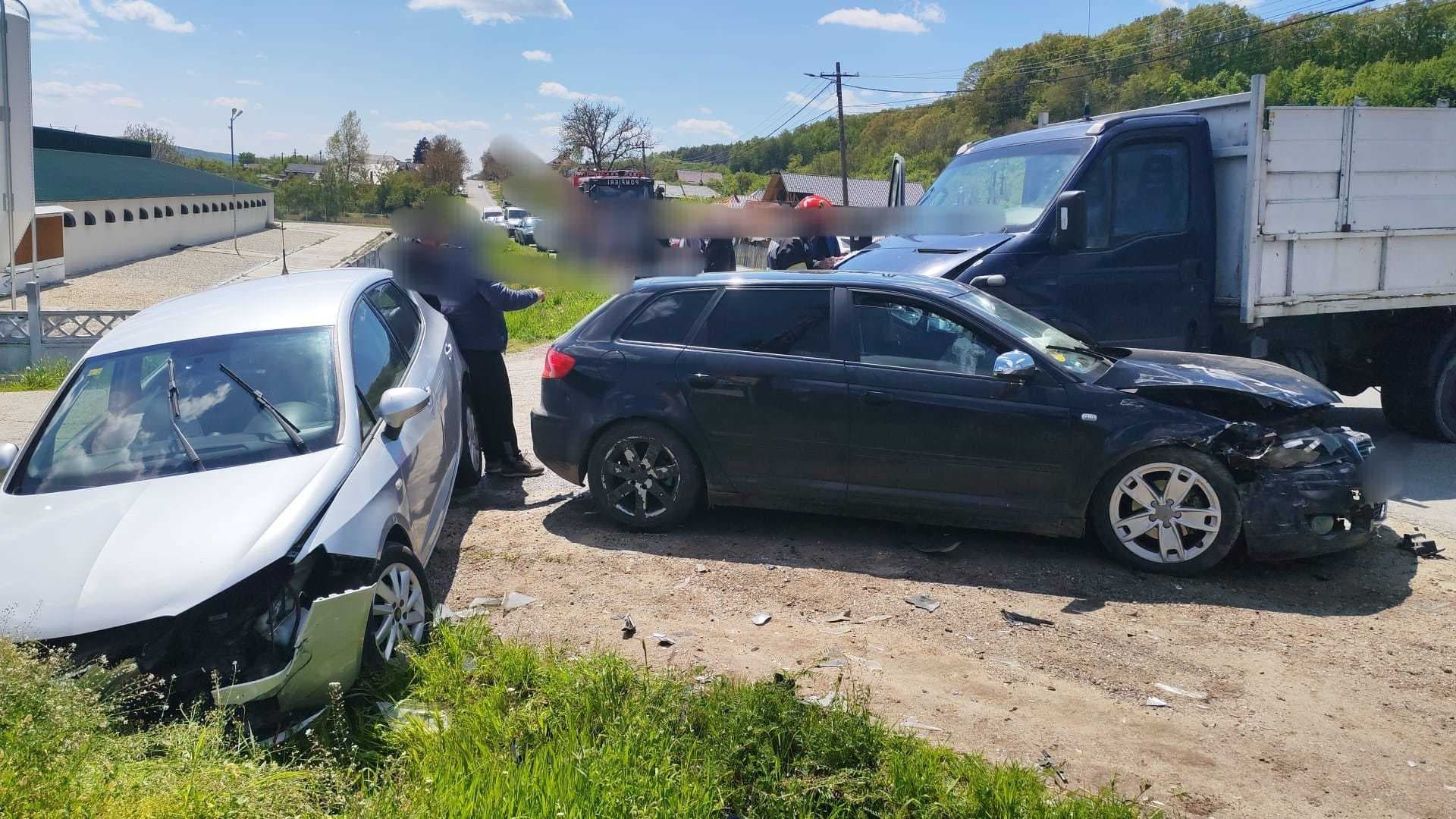 Argeş - Două persoane au fost rănite în urma unui accident în care au fost implicate două autoturisme şi o autoutilitară / Sunt înregistrate scurgeri de combustibil - FOTO