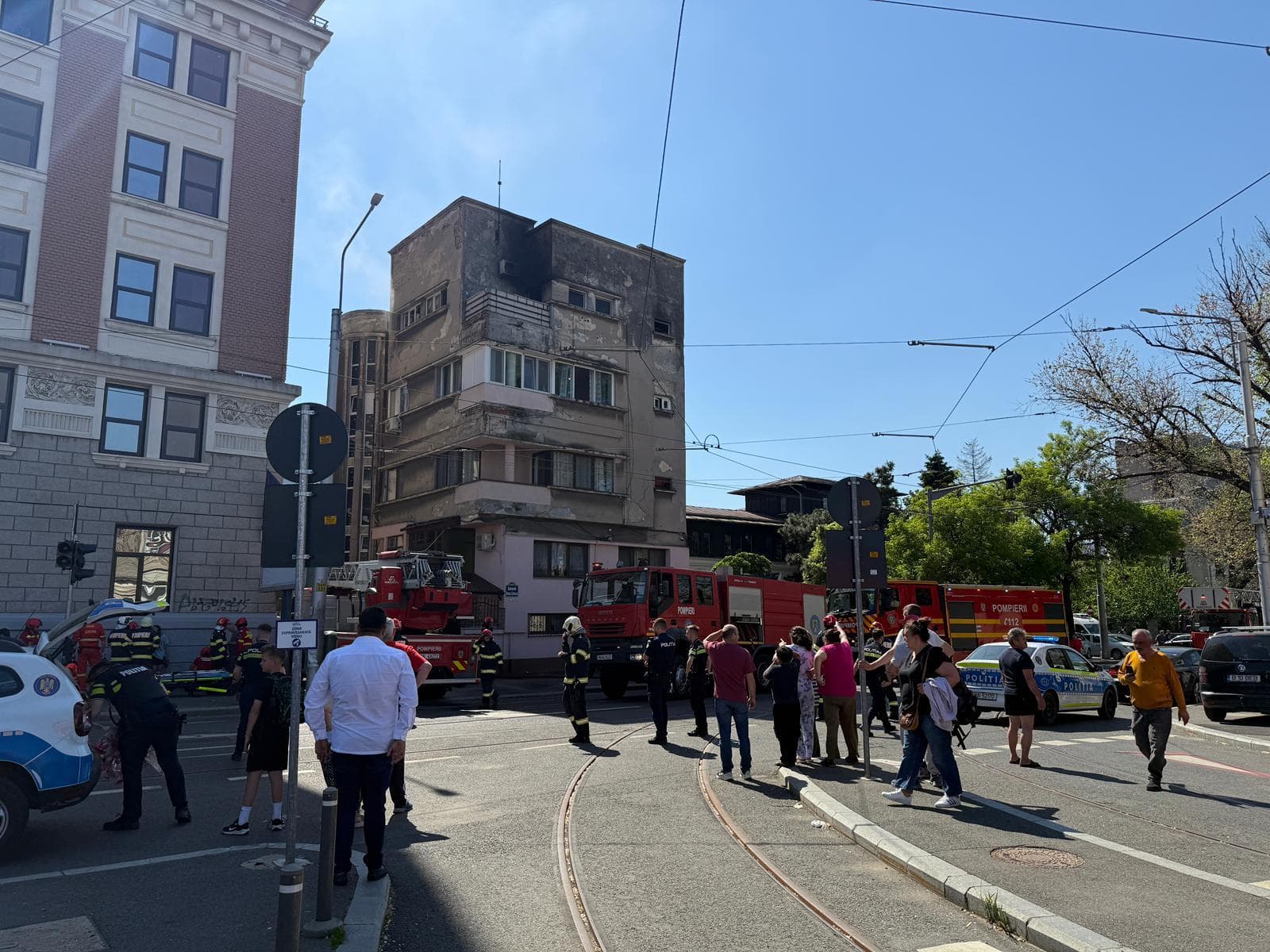 Bucureşti - Incendiu la un apartament situat la ultimul etaj al unui bloc din apropierea Gării de Nord - o persoană a fost găsită inconştientă, cu arsuri; alte trei persoane, conştiente, primesc îngrijiri medicale - FOTO