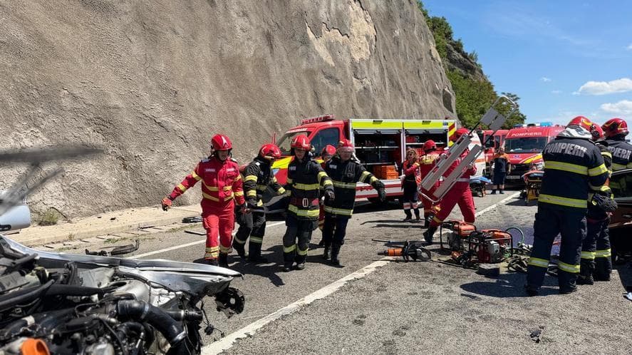 Bărbatul care a murit în accidentul din judeţul Mehedinţi era poliţist - El ar fi pierdut controlul maşinii, lovind frontal alt vehicul, după care a ajuns într-o altă maşină / Mesajul transmis de colegii săi