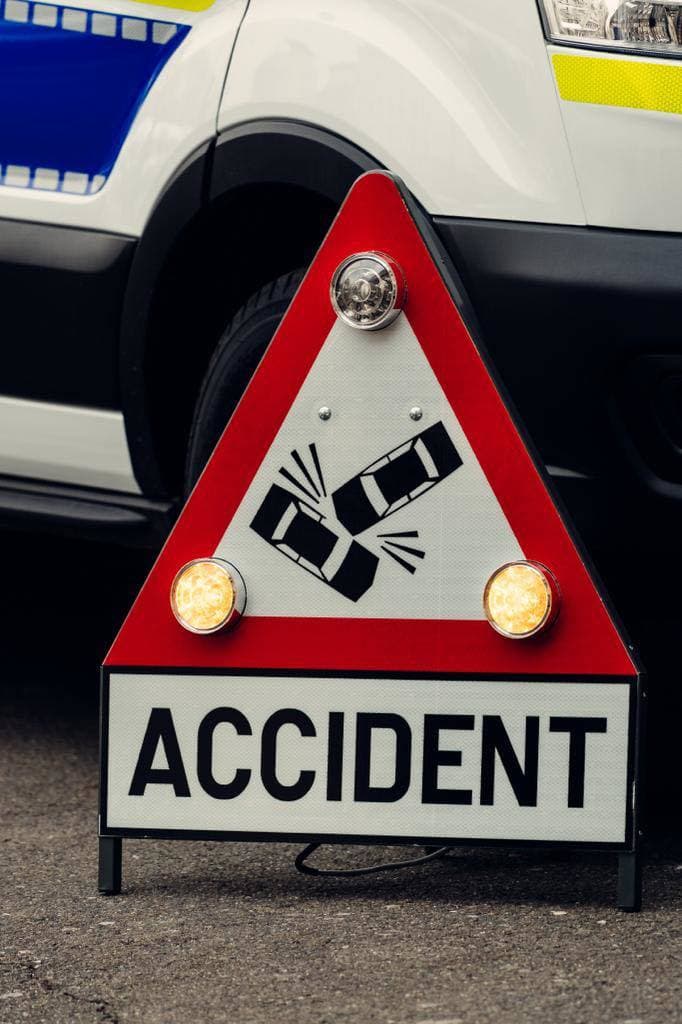 Iaşi - Accident între un autobuz şi un autoturism. Trei persoane acuză dureri. Posibile scurgeri de combustibil
