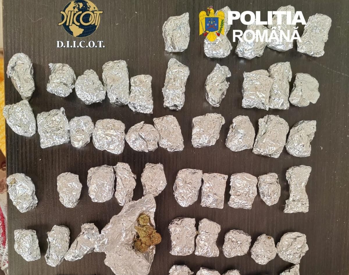 Peste 40 de percheziţii în judeţele Caraş-Severin şi Dolj, la presupuşi traficanţi de droguri de risc şi mare risc, acuzaţi şi de constituire de grup infracţional organizat/ Minori folosiţi pentru distribuirea drogurilor către clienţi - VIDEO, FOTO