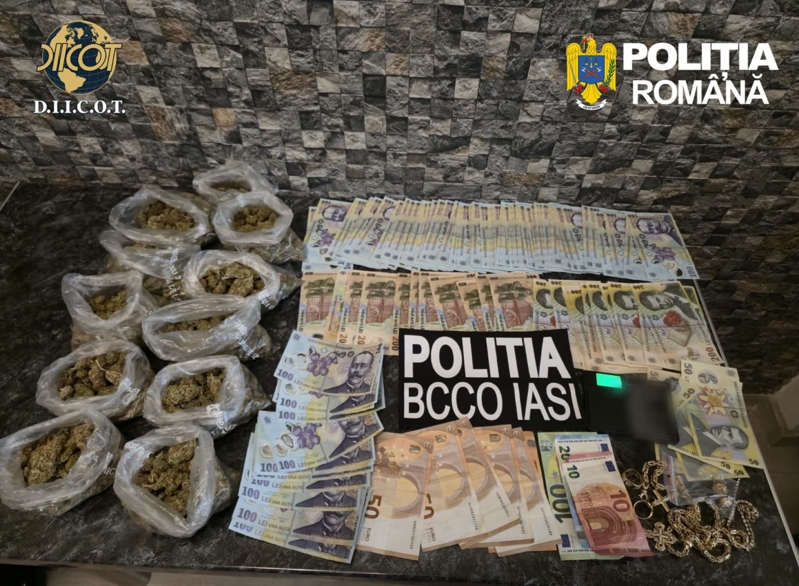Cocaină vândută într-o vulcanizare din Iaşi/ Clienţii cumpărau cocaină cu 500 de lei gramul/ Cinci persoane au fost arestate pentru trafic de droguri - FOTO