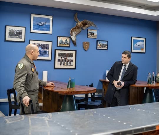 Pilotul român care a doborât o dronă în spaţiul aerian din Estornia, decorat de conducerea MApN / Radu Miruţă şi generalul Gheorghiţă Vlad s-au întâlnit, în Lituania, cu militarii Detaşamentului românesc ”Carpathian Vipers”