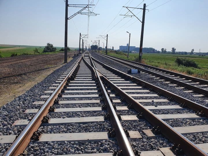 Circulaţia feroviară, întreruptă între Izvoru Oltului - Izvoru Mureşului - Voşlobeni, judeţul Harghita, după ce un copac a căzut pe locomotiva unui tren de marfă, avariind ambele pantografe