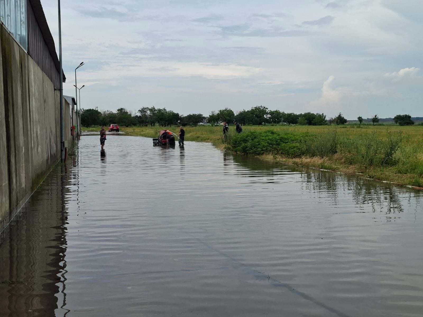 IGSU - Probleme în 39 de localităţi din 12 judeţe din cauza vremii - 26 de locuinţe şi 150 de curţi inundate, 14 arbori căzuţi, circulaţie afectată pe 3 drumuri naţionale şi 2 drumuri judeţene / Alunecare de teren în Prahova
