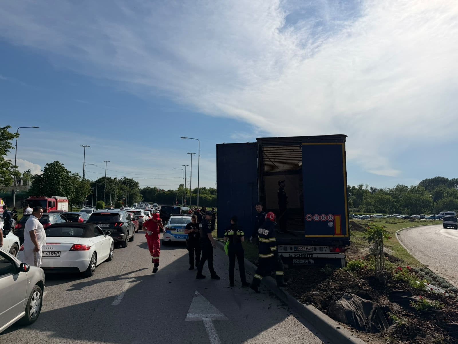Un autocamion condus de un orădean a acroşat mai multe maşini parcate sau în mers, în municipiul Constanţa, după care a lovit un scuar, un stâlp şi un copac/ Un adult şi un minor au fost răniţi şi vor fi duşi la spital - FOTO
