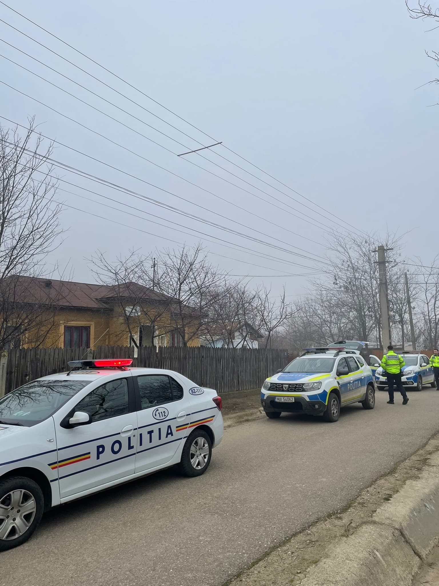Anchetă într-o comună din Argeş, unde a fost găsit trupul unei femei / Cadavrul pare a fi fost mutat după ce femeia a murit