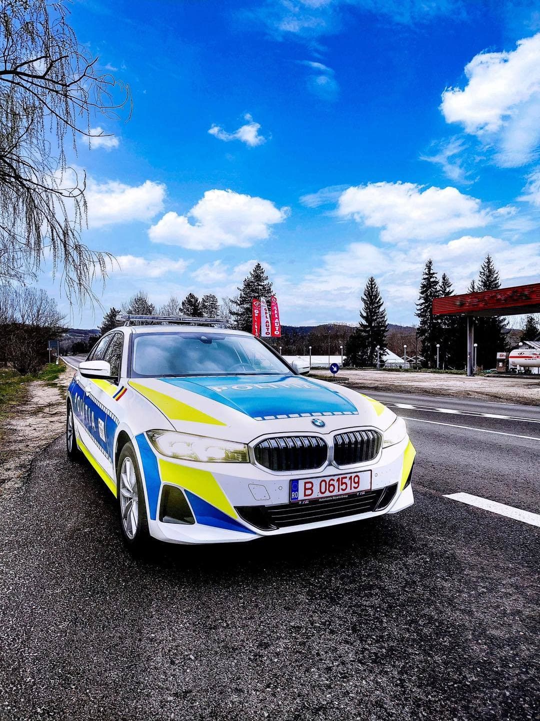 Un bărbat a murit pe stradă, într-un cartier din Piteşti / S-ar fi înecat cu mâncare