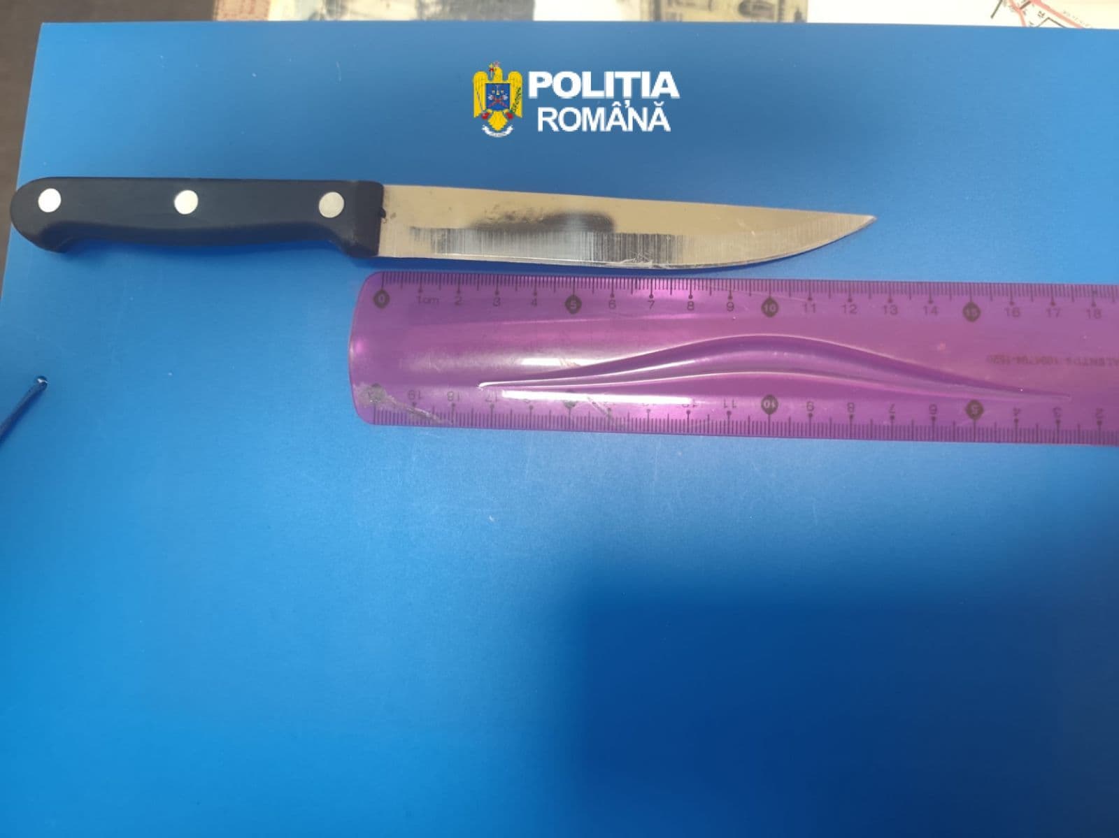 Bărbat din judeţul Buzău, prins cu un cuţit într-un tren de călători/ El a atras atenţia întrucât nu avea bilet, consuma alcool şi fuma printre pasageri