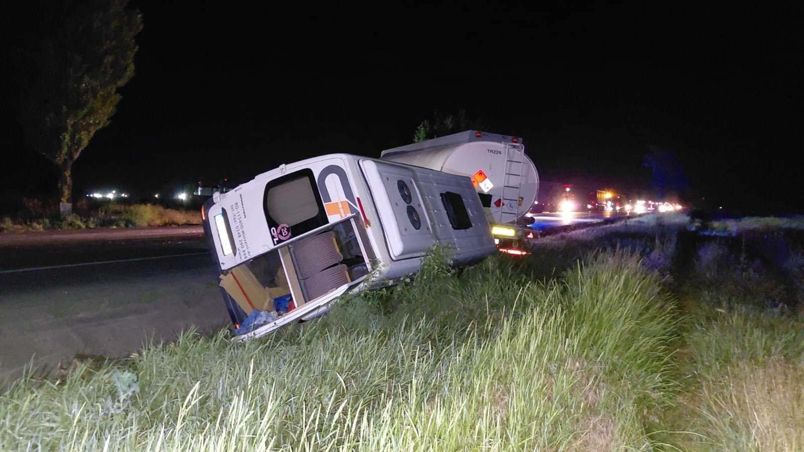 Accident grav în Neamţ, provocat de un tânăr de 18 ani aflat la volanul unei autoutilitare - 8 persoane au fost rănite - FOTO