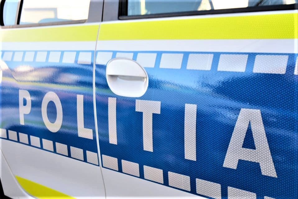 UPDATE - Timişoara: Trei oameni au fost răniţi, în timp ce stăteau la coadă la covrigi, la intrarea într-un mall/ Un taxi a pătruns în zona pietonală / Taximetristul afirmă că nu îşi explică ce s-a întâmplat / Ce transmit poliţiştii - VIDEO