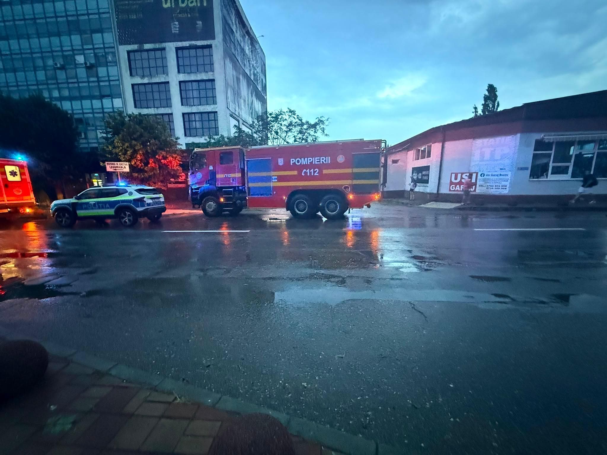 UPDATE - Incendiu la fosta clădire ”Contactoare” din Buzău/ Circa 50 de persoane evacuate/ Intervenţie de amploare a pompierilor - VIDEO