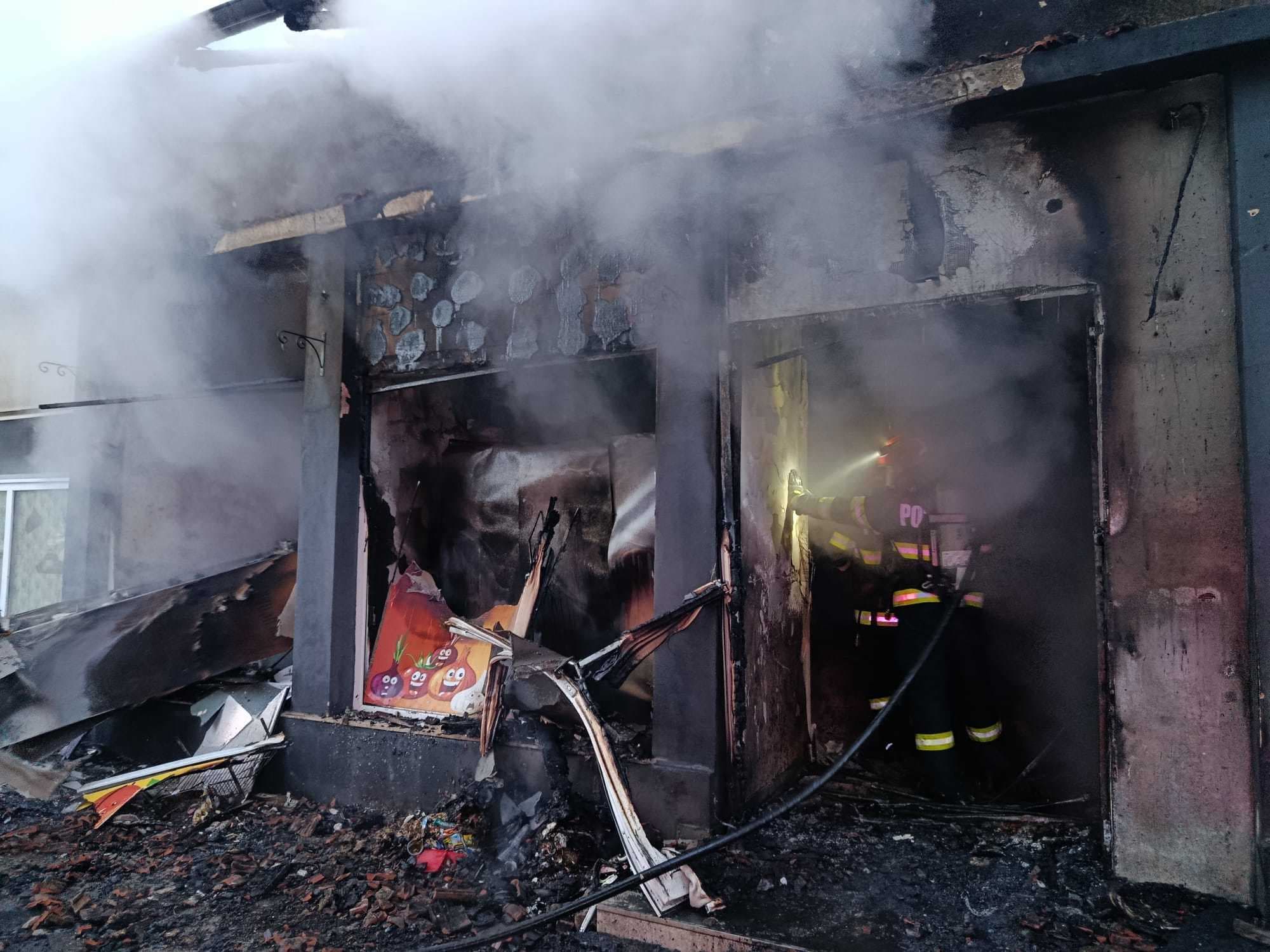 Constanţa: Un magazin a fost distrus într-un incendiu / Proprietarul acestuia a suferit un atac de panică - FOTO