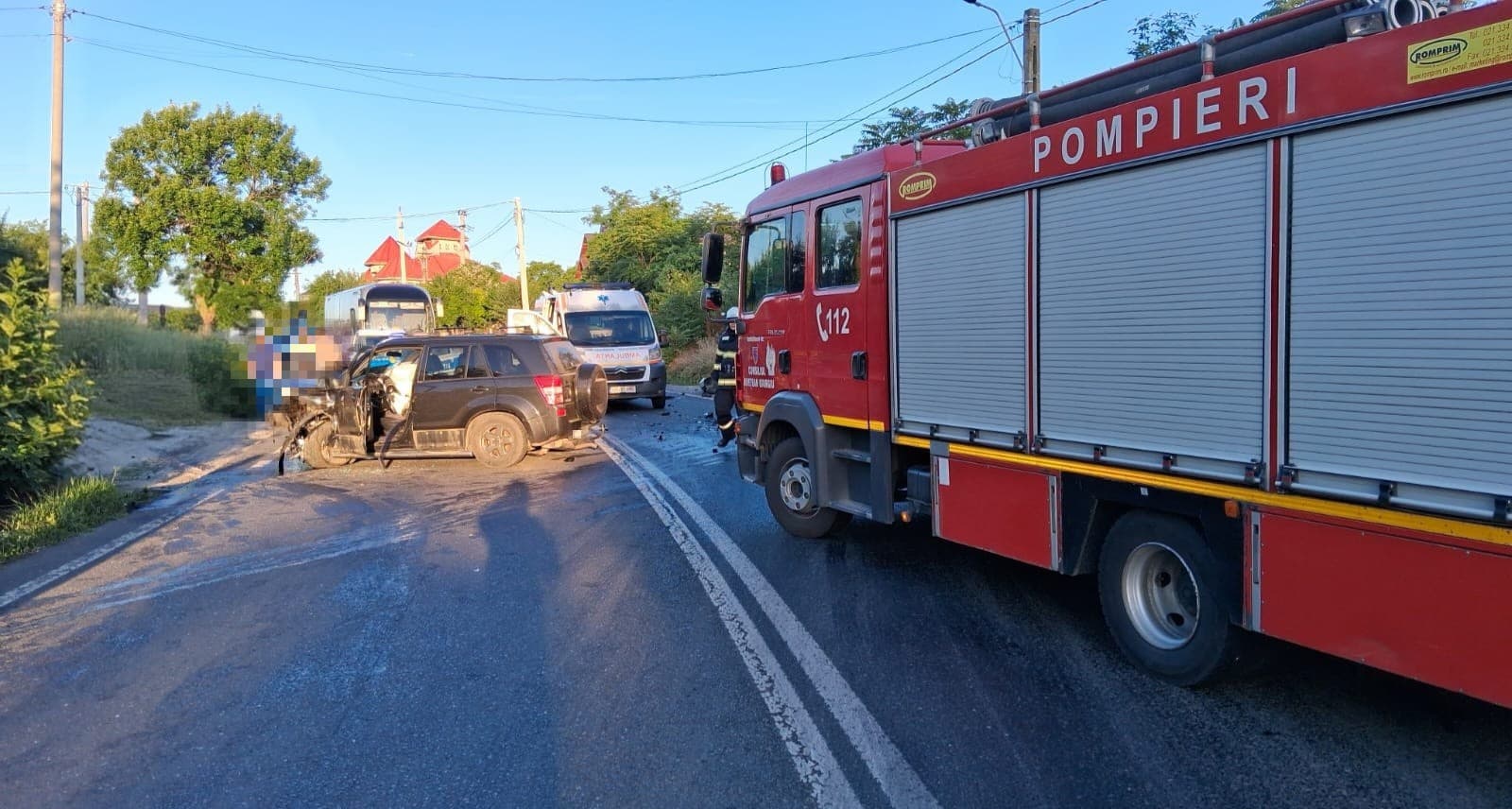 Misiune dificilă de salvare a unui bărbat de 53 de ani, căzut într-o râpă adâncă de patru metri, pe malul unui pârâu, într-o localitate din judeţul Iaşi/ Victima, care are un traumatism cranio-cerebral şi alte răni, a fost dusă la spital
