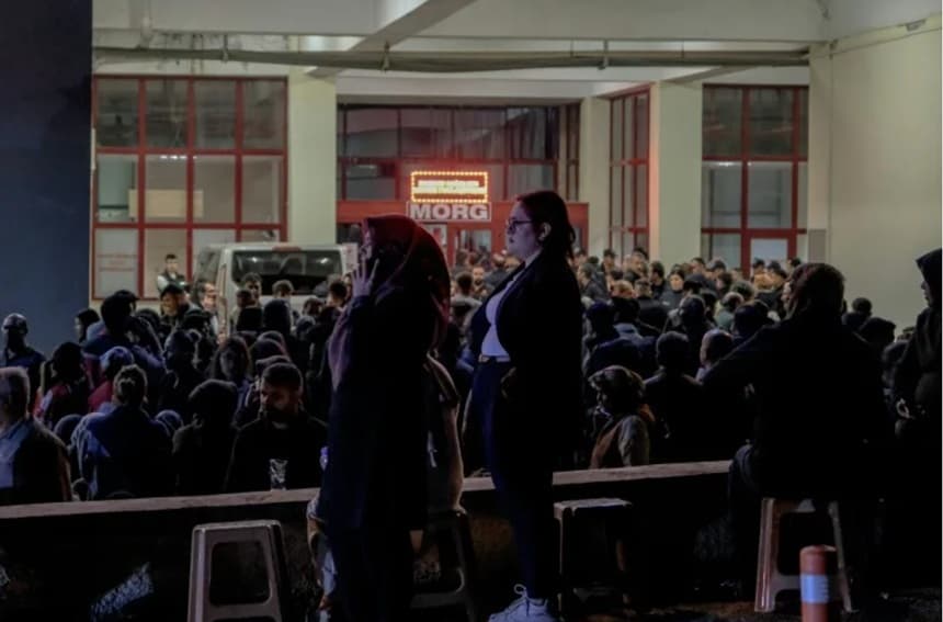 În total 162 de persoane arestate şi peste 1.000 de conturi pe reţele de socializare blocate, în urma celor două atacuri armate în şcoli, în Turcia. Zeci de profesori manifestează la sediul Ministerul Educaţiei, la Ankara, şi îndeamnă la o grevă de două z