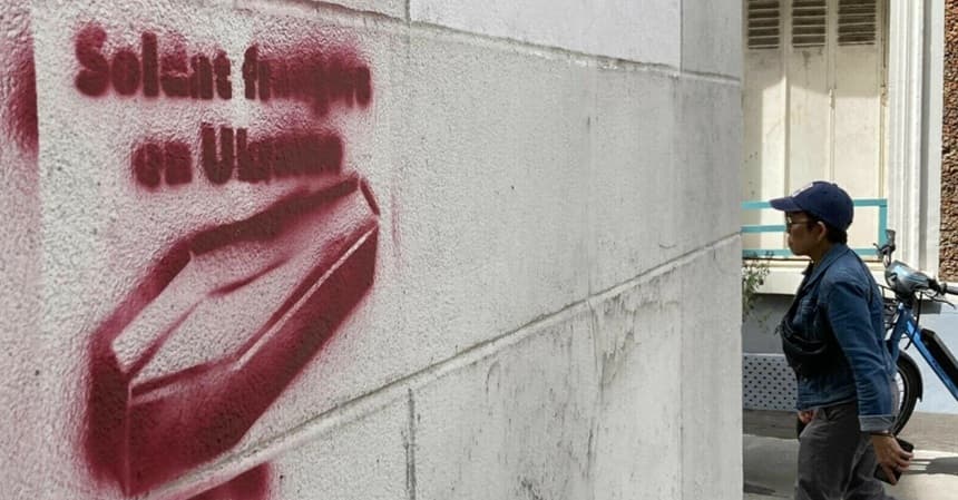 Cei şapte moldoveni acuzaţi de inscripţionarea cu şabloane a unor sicrie în legătură cu Războiul din Ucraina la Paris, condamnaţi la plata unor amenzi cuprinse între 1.000 şi 10.000 de euro. Ei au fost achitaţi de acuzaţia de ”demoralizarea armatei”