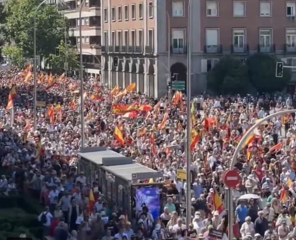 Protest la Madrid cu zeci de mii de oameni pentru a cere demisia premierului. Un grup de manifestanţi a încercat să treacă de barierele din jurul reşedinţei lui Pedro Sanchez