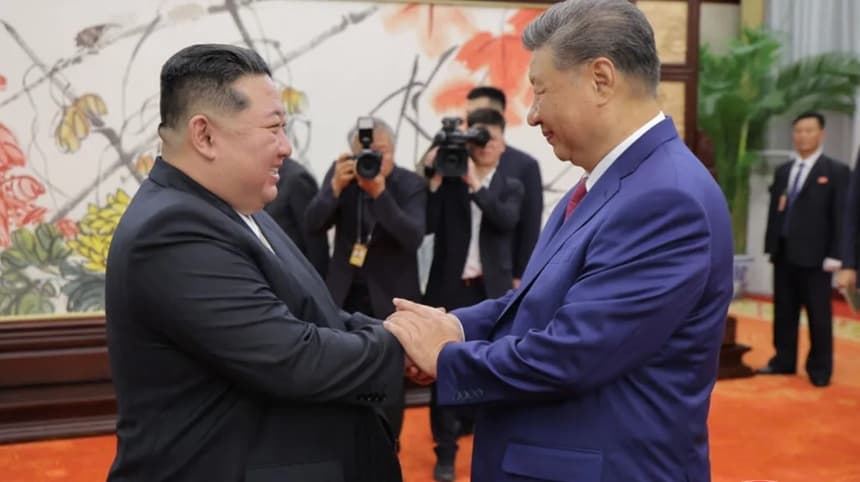 Xi Jinping anunţă că vrea, la Phenian, unde efectuează o vizită de două zile, o relaţie pe ”noi culmi” cu Coreea de Nord
