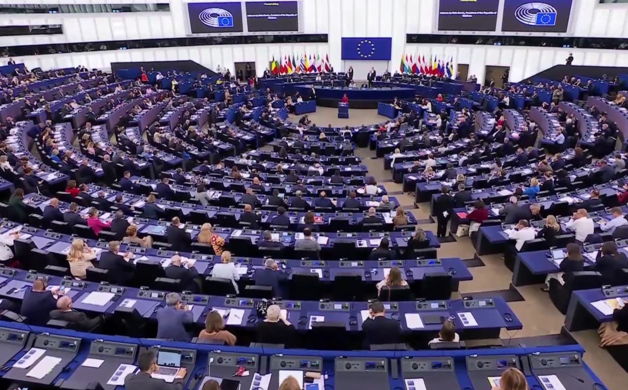 Parlamentul European a aprobat acordul comercial cu Statele Unite înaintea expirării ultimatumului dat de Donald Trump. Textul elimină taxele vamale aplicate în UE pentru majoritatea produselor industriale şi agricole provenite din SUA