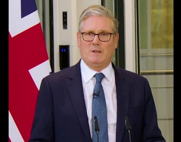 Un raport susţine că premierul britanic Starmer este gata să demisioneze, dar o sursă afirmă că acesta rămâne concentrat pe îndeplinirea atribuţiilor sale
