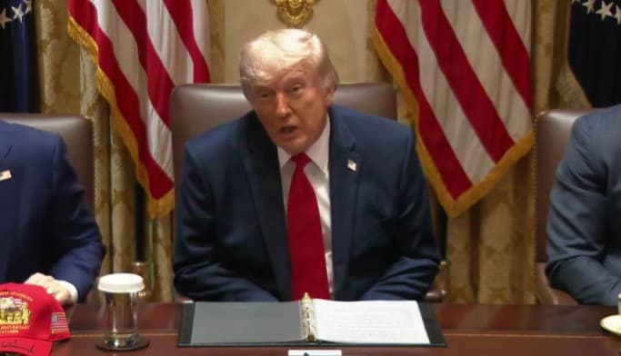 Trump spune că a împiedica pe Iranul să deţină arme nucleare este mai important decât riscul unei crize economice. „Voi face ce trebuie să fac” dacă Iranul nu respectă acordul, avertizează el