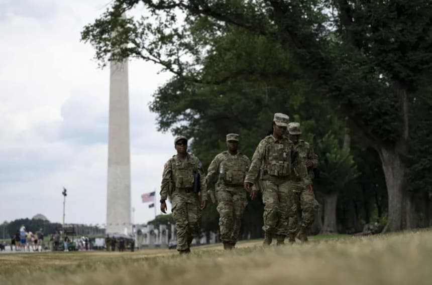 Trump ameninţă cu închisoarea pe oricine avariază bazinul de la Lincoln Memorial. El nu-şi asumă numeroase probleme de după renovare, considerate de opozanţi o metaforă a unei preşedinţii ratate