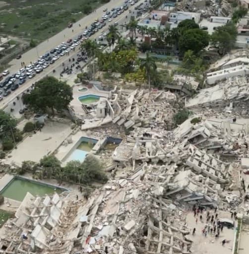 Miracol printre dărâmături: un băiat de 11 ani a fost găsit în viaţă la trei zile după seismele din Venezuela - VIDEO