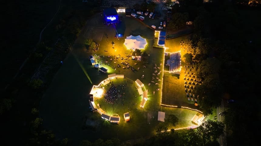 Festivalul Internaţional Shakespeare 2026 - Satul elisabetan, populat ziua de artizani şi bufoni, devine seara scenă pentru concerte şi joc/ FOTO