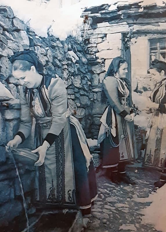 Biserici, monumente, case vechi ale negustorilor aromâni, într-o expoziţie de fotografie deschisă în Albania