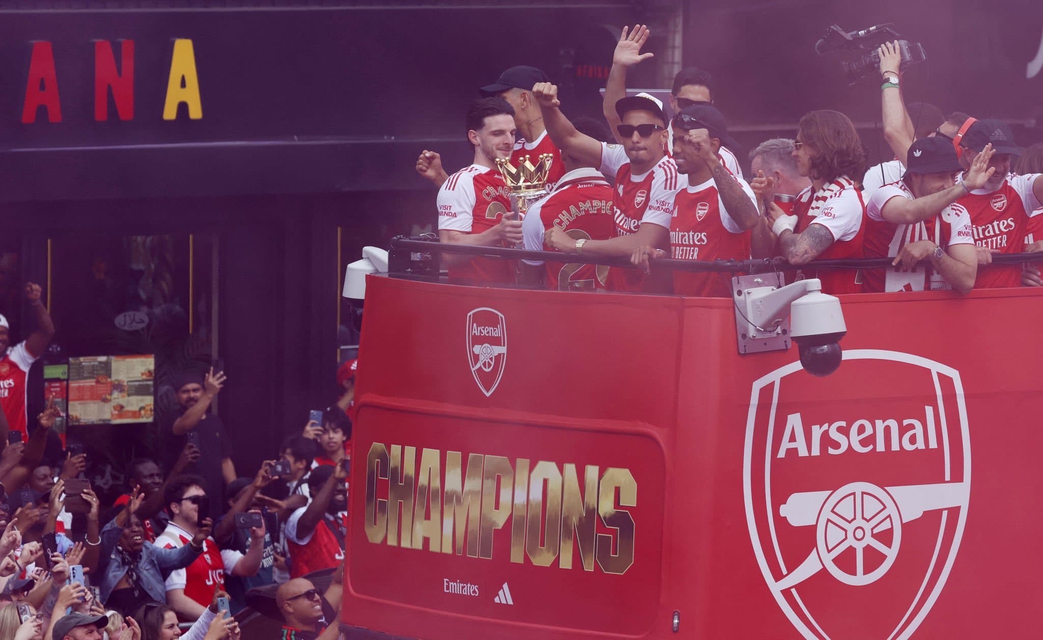 Arsenal a sărbătorit titlul de campioană a Angliei, la Londra, la o zi după finala pierdută în faţa PSG - VIDEO