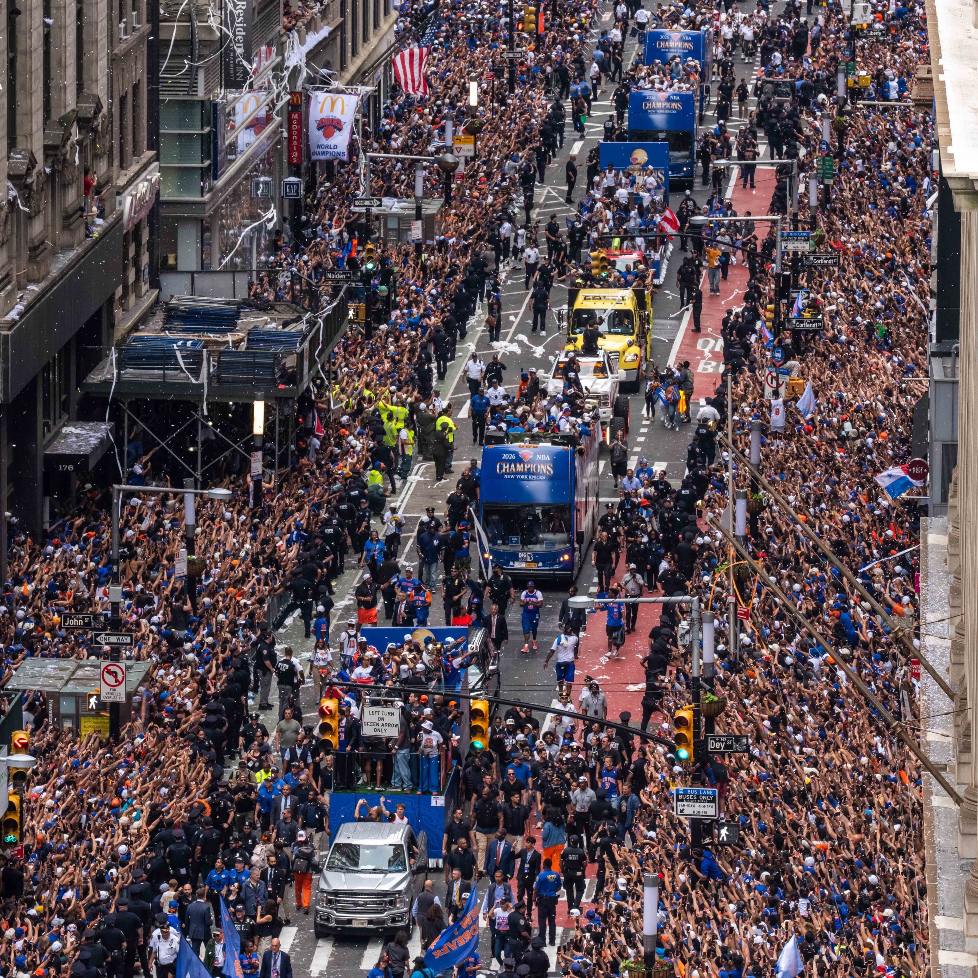 Focuri de armă auzite în Times Square, cu ocazia paradei echipei Knicks după câştigarea titlului NBA. Nu au fost persoane rănite - VIDEO