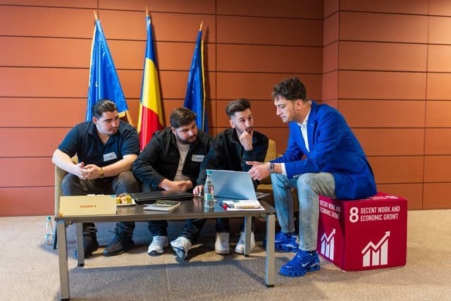 Idee inedită a studenţilor la Facultatea de Jurnalism şi Ştiinţele Comunicării: reciclarea aparatelor vechi, promovată pe baza superstiţiilor