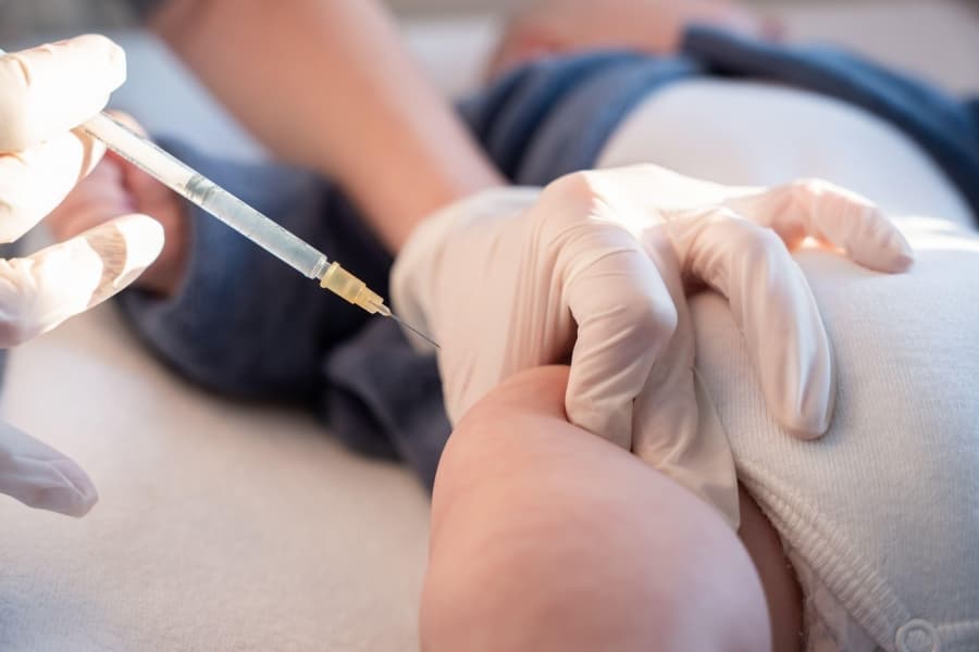 Jumătate din copiii pe care îi îngrijesc acum și sunt în jurul vârstei de un an nu au vaccinul ROR făcut. Sistemul ignoră problema, iar consecințele devin dramatice
