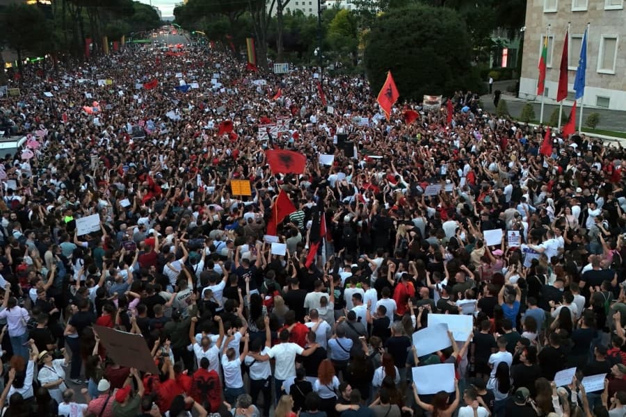 Protestul unei generații în Albania. Scânteia care a aprins mișcările de stradă are legătură cu apropiații lui Trump