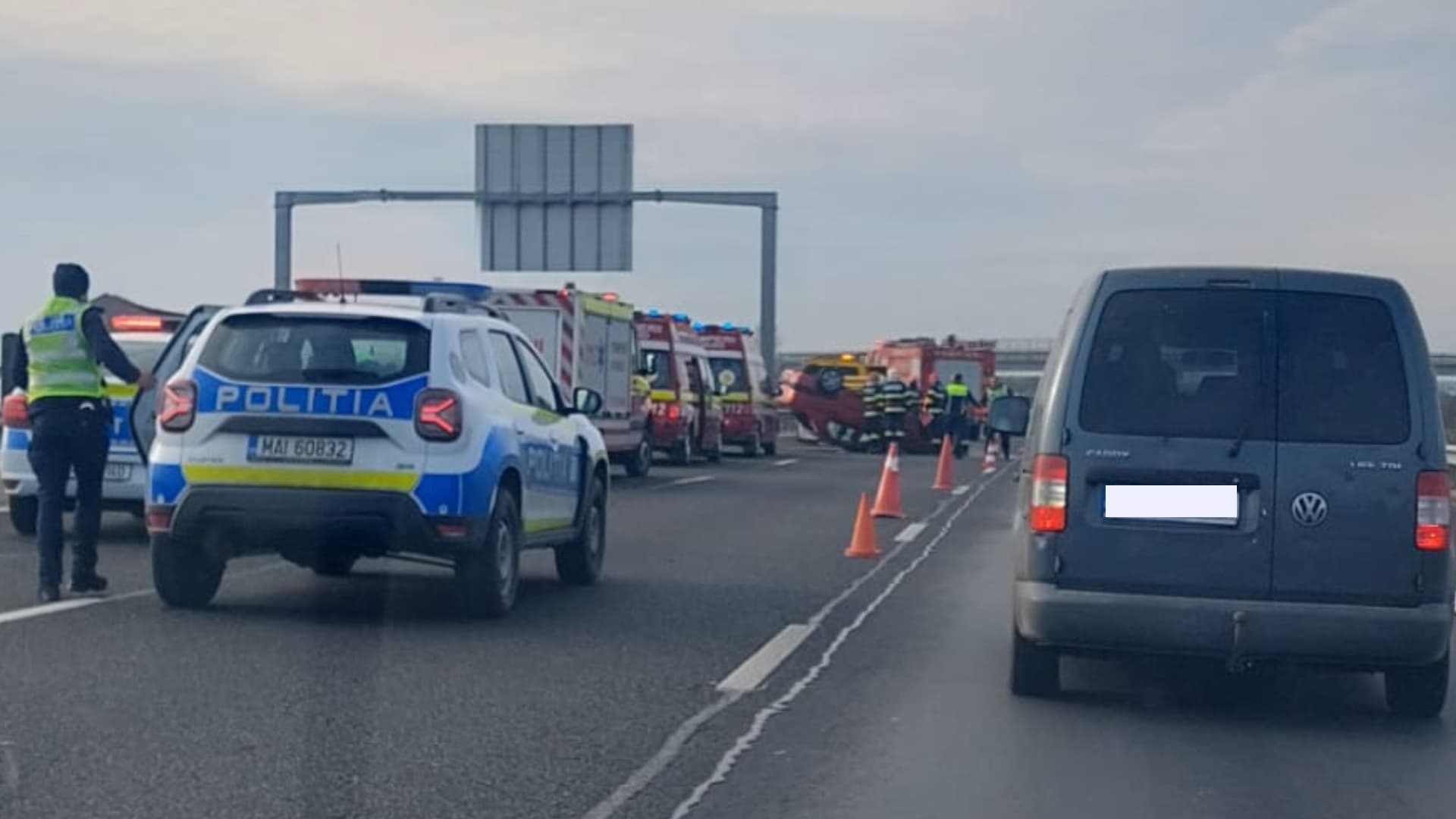 FOTO | Mașină răsturnată pe Autostrada A3, la 16 km de intrarea în București. Traficul este îngreunat spre Capitală anunță Centrul Infotrafic