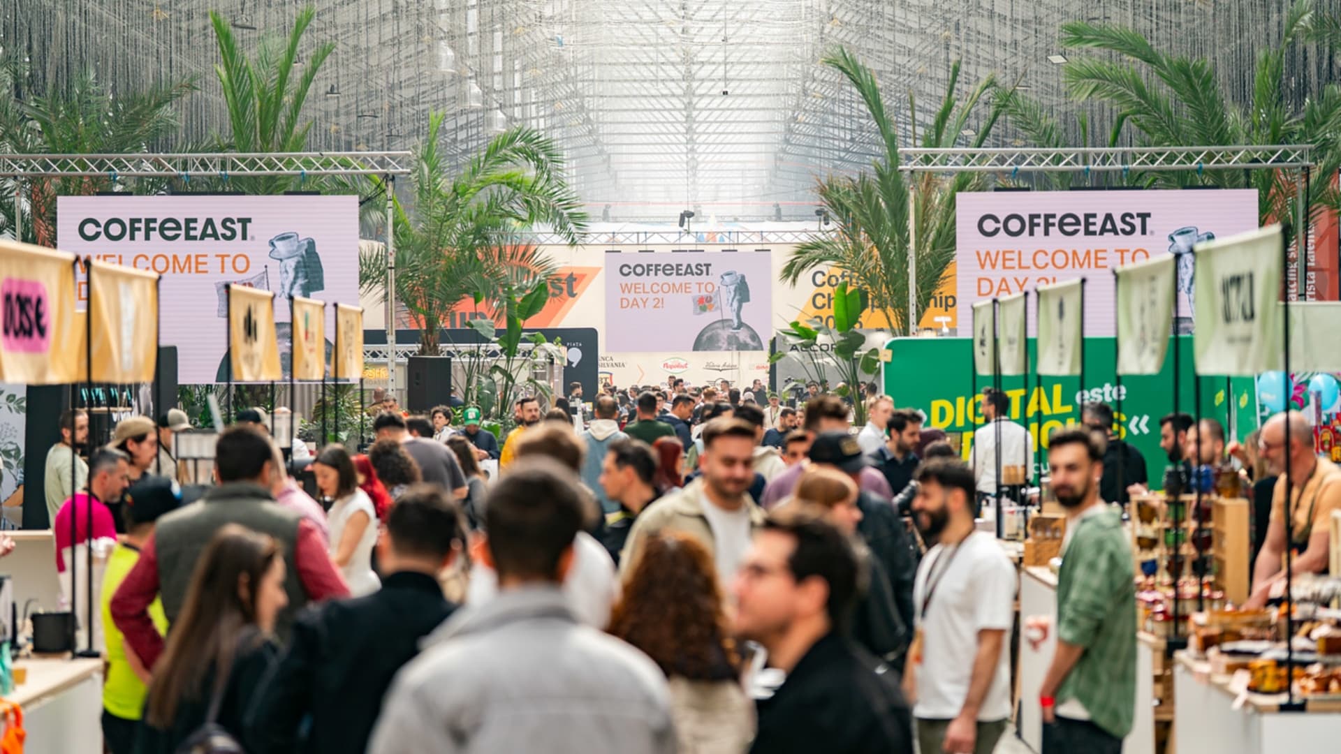 Începe COFFeEast la București, festivalul dedicat iubitorilor de cafea. Peste 200 de expozanți vin în weekend la Romexpo ☕ Programul complet