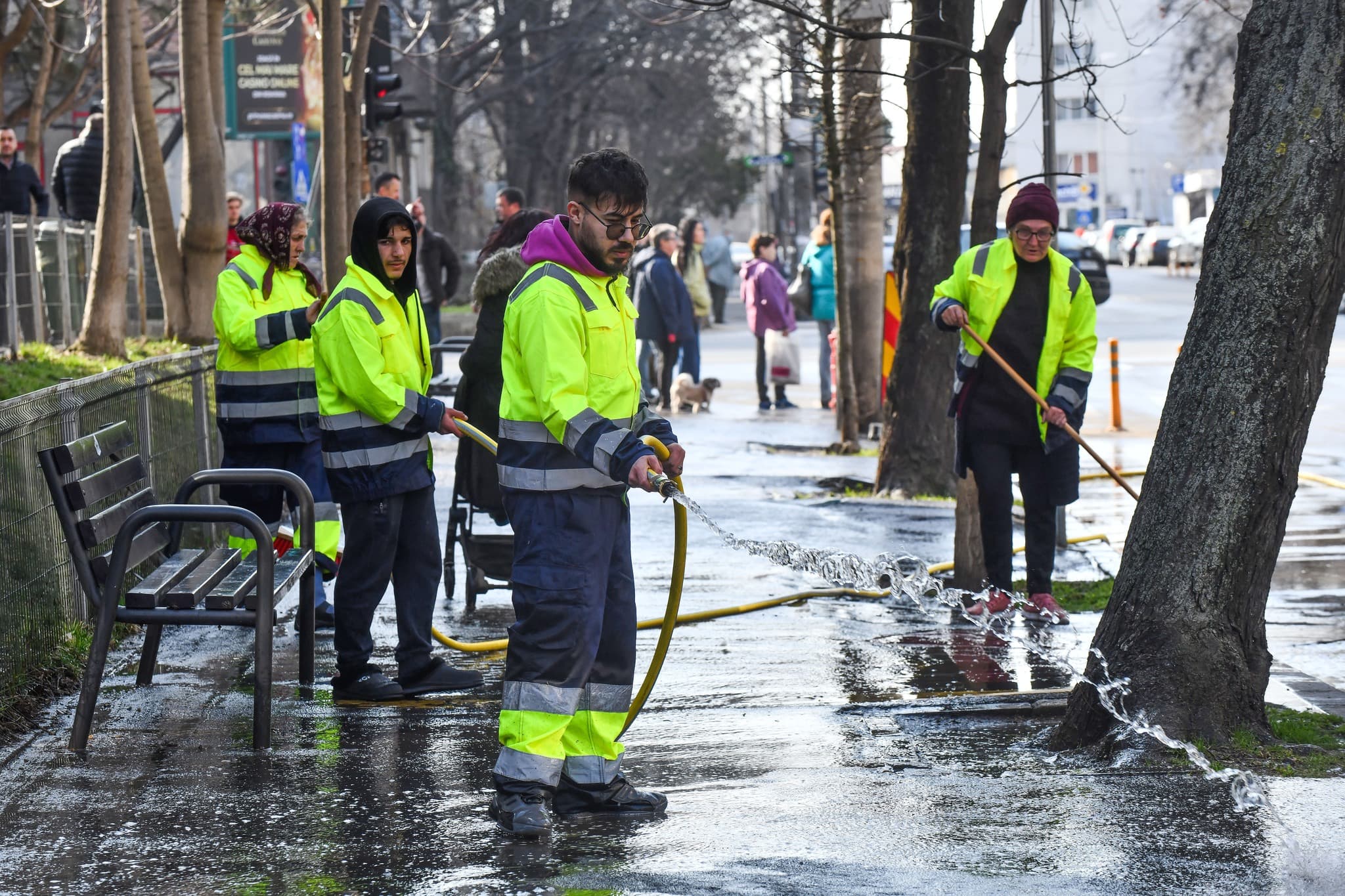FOTO | Curățenia de primăvară a început azi în Sectorul 6. PS6: „Până pe 20 mai ajungem peste tot. Muncim și sâmbăta, și duminica”