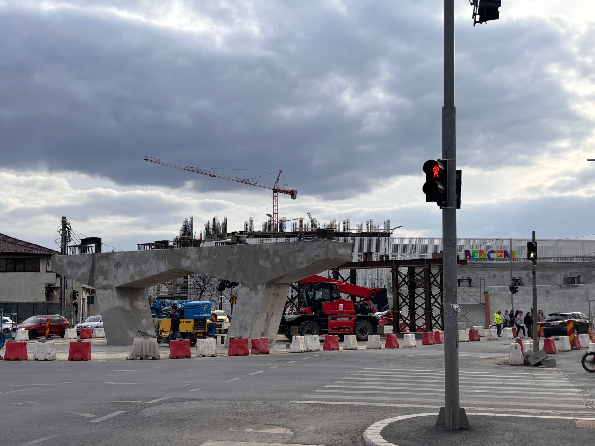 FOTO | Restricții de circulație pentru montarea grinzilor la pasajul Apărătorii Patriei, pe strada Turnu Măgurele, timp de două nopți. Modificări pentru 4 linii STB
