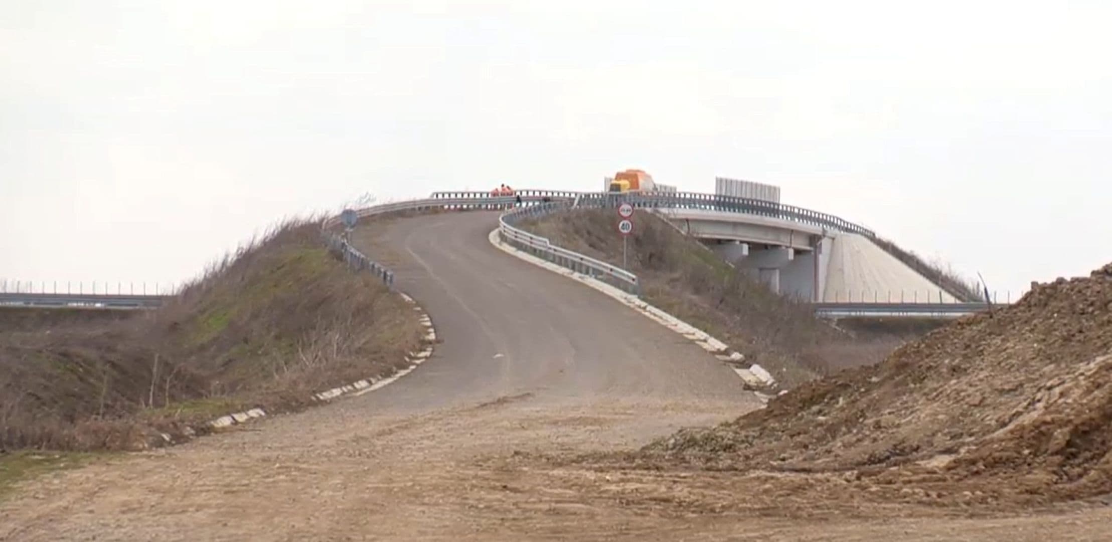 Podul Muzeu peste Autostrada Bucureștiului – A0 care leagă două câmpuri. A costat 1 milion de euro și, la fiecare stricăciune, constructorul vine și-l repară