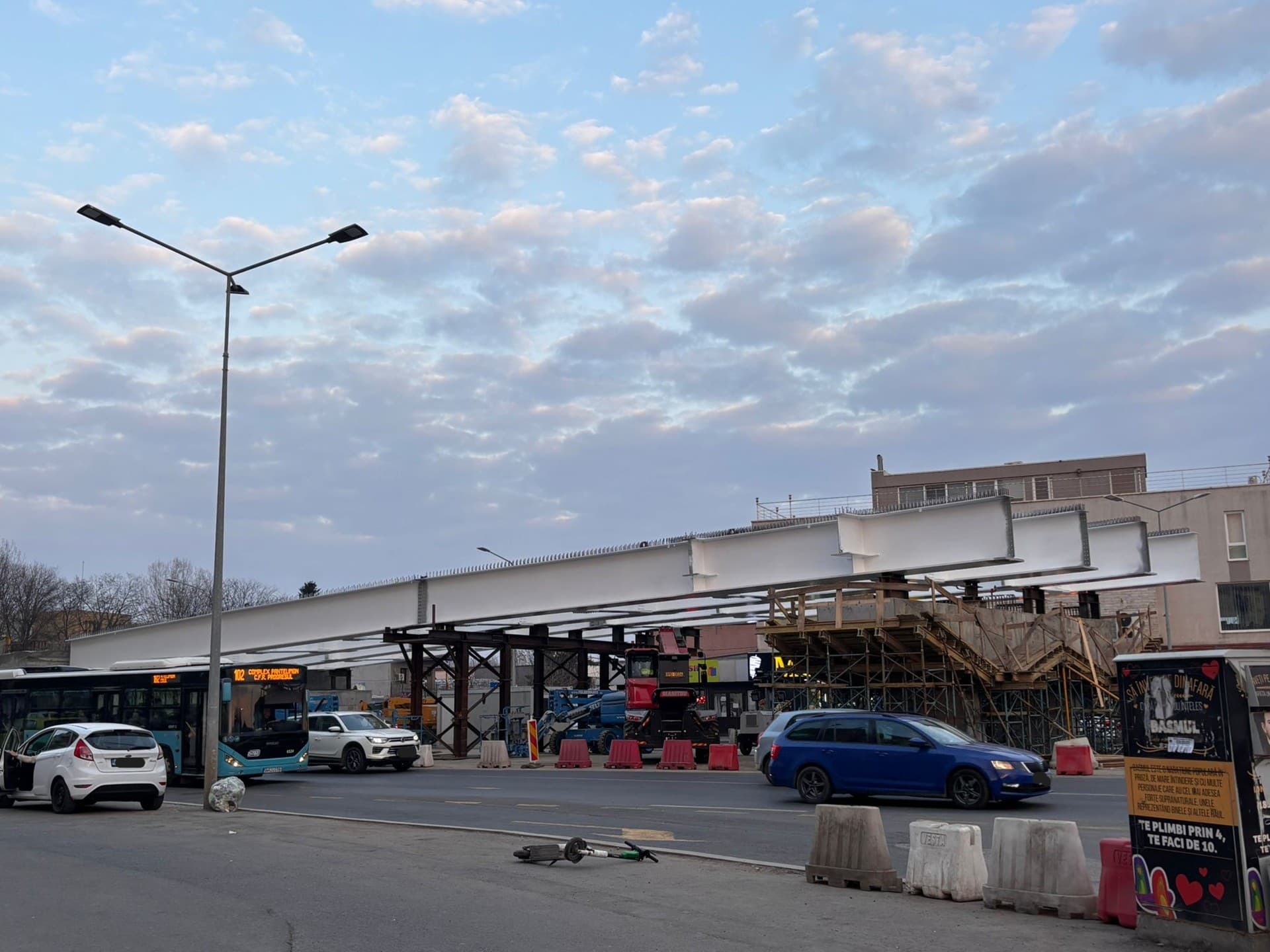 Trafic restricționat la Apărătorii Patriei pentru montarea tablierului metalic la viitorul pasaj, în următoarele două nopți. Patru linii STB au modificări în același timp