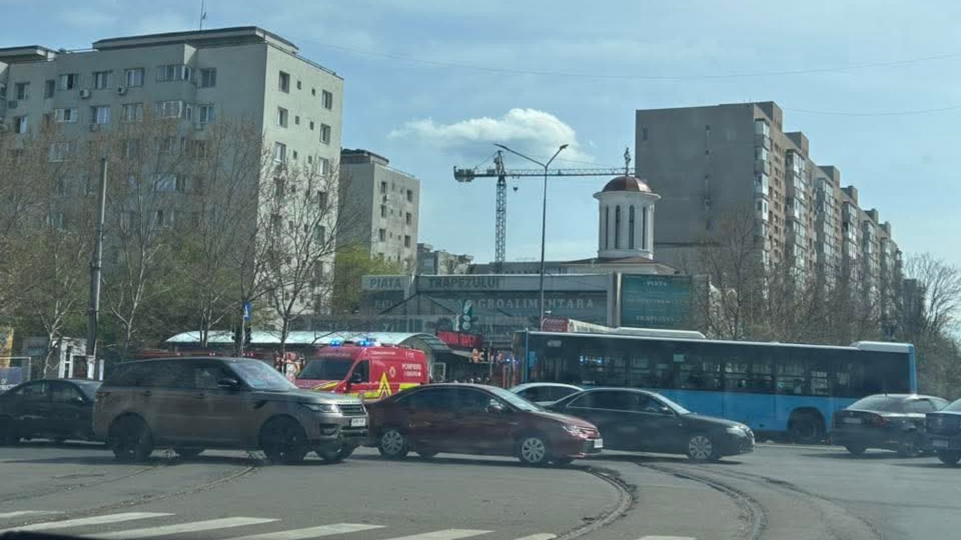 Accident grav în Capitală, la intersecția Bd. Theodor Pallady cu 1 Decembrie 1918. Traficul din zonă este îngreunat