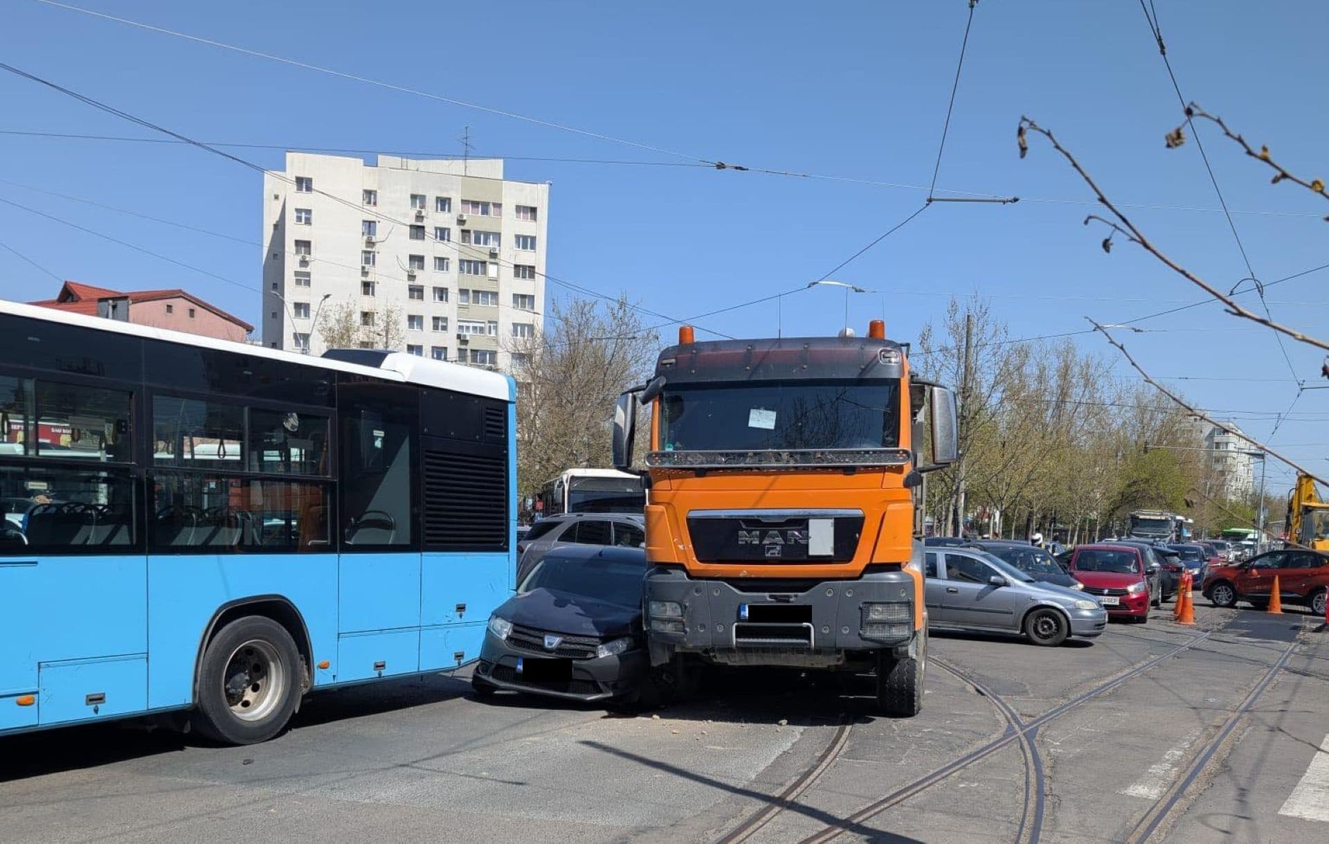 Accident cu autobuz STB, mașină și basculantă la intersecția bulevardelor Liviu Rebreanu cu 1 Decembrie. Traficul e aglomerat