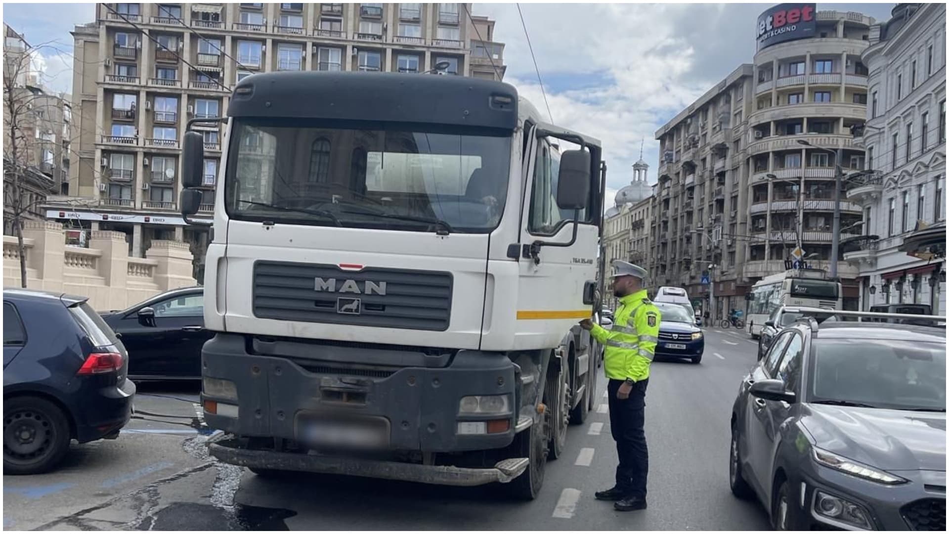 FOTO | Șofer de camion, prins fără autorizație de circulație pe Bd. Regina Elisabeta. Poliția Locală i-a dat o amendă de 5.000 de lei