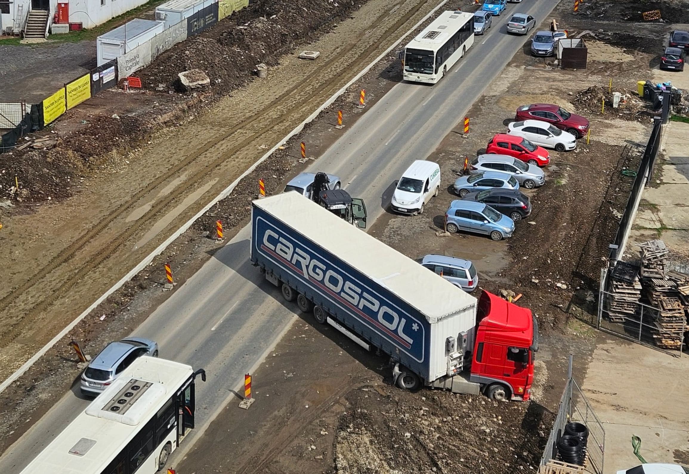 FOTO | Tot ce mai lipsea de pe Prelungirea Ghencea! Un TIR de-a curmezișul, aparent blocat în nămol, blochează traficul