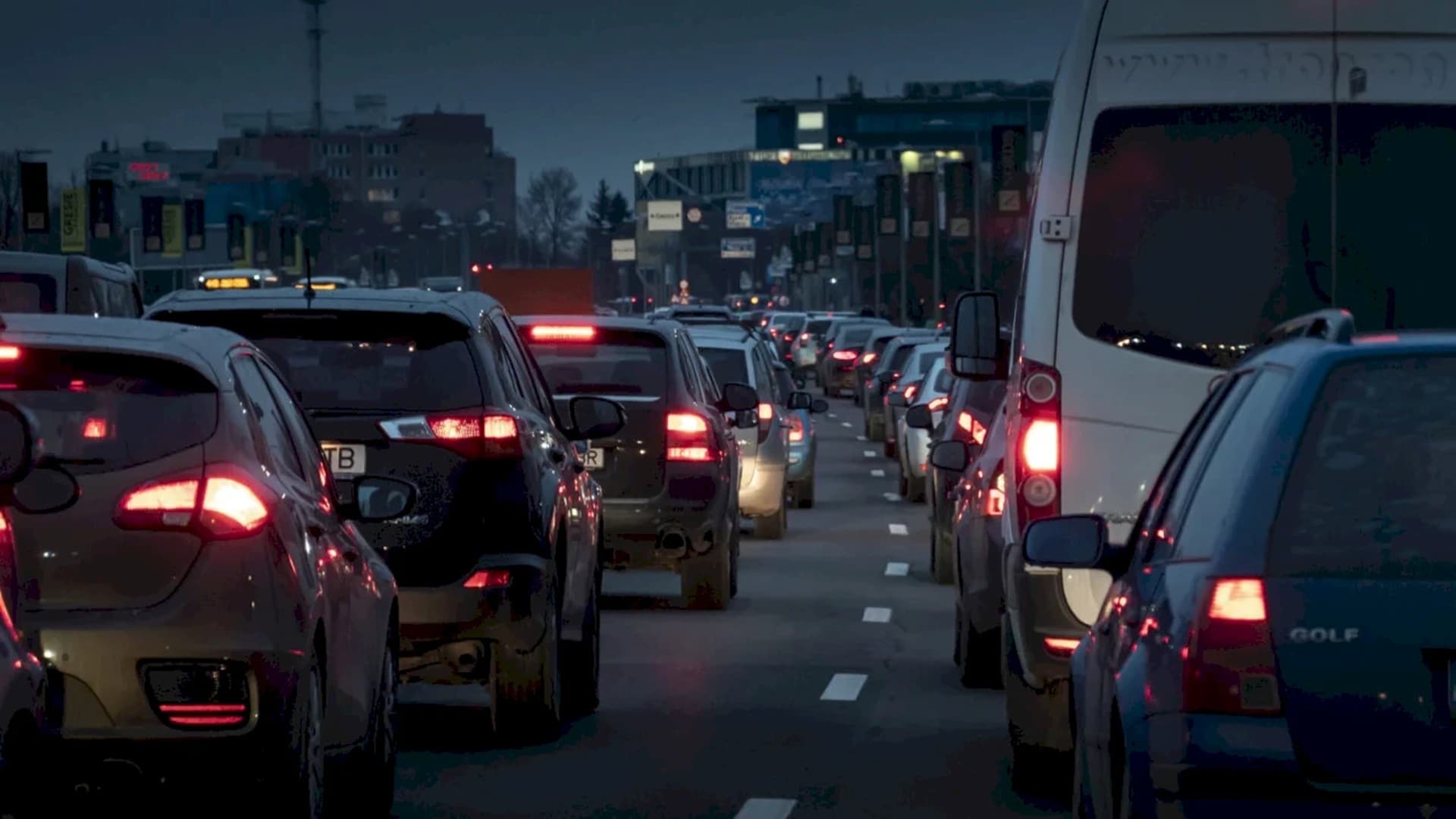 FOTO | Nu s-a terminat minivacanța de Paște fără aglomerația de pe autostrăzi spre București. Centrul Infotrafic anunță trafic ridicat pe A1 și situația de pe celalte artere principale