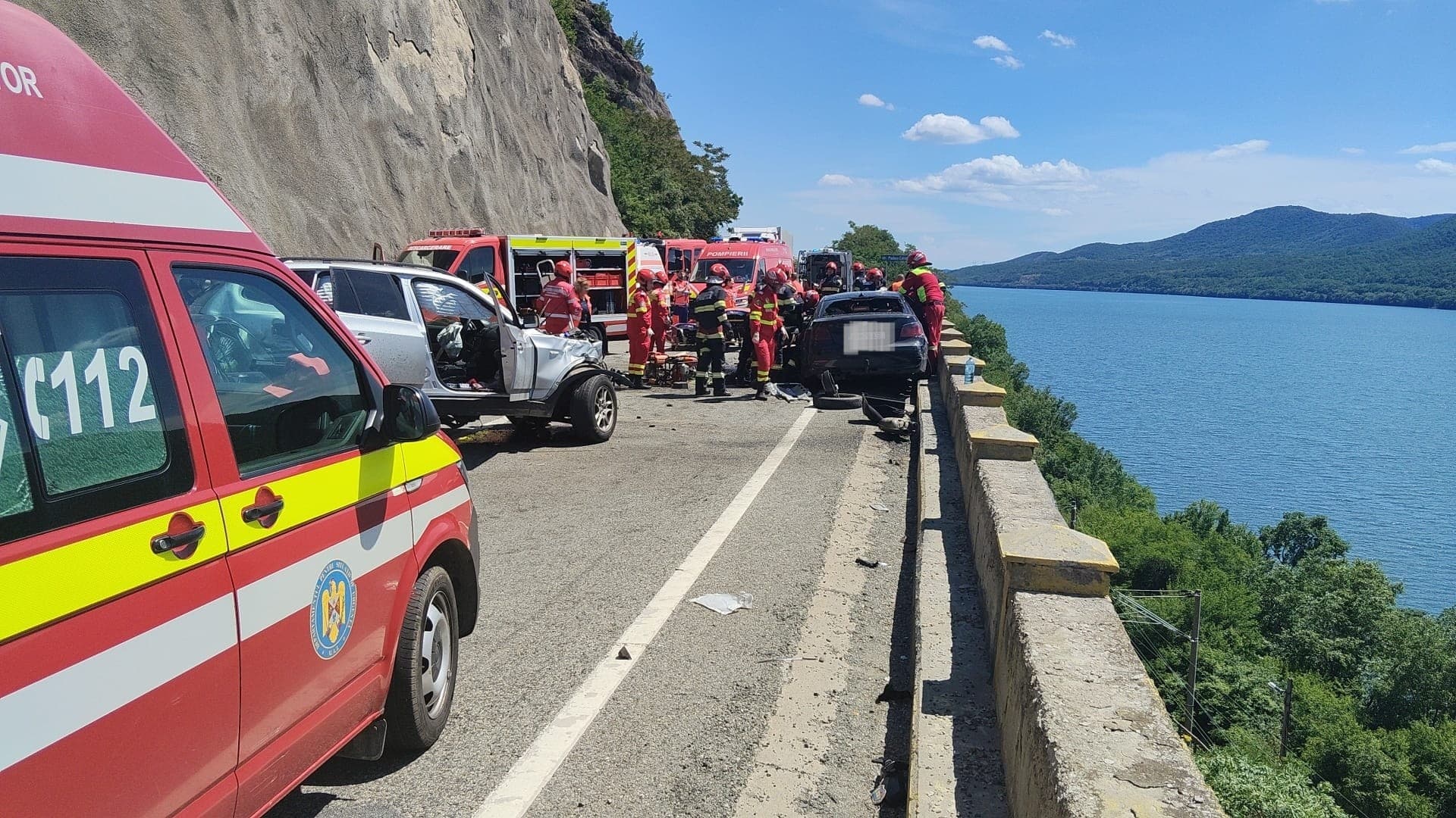 FOTO | Dezastru rutier pe „Șoseaua Morții”, drumul care leagă Bucureștiul de Timișoara. Accident cumplit pe DN6, cu multe victime rănite grav. Trafic blocat